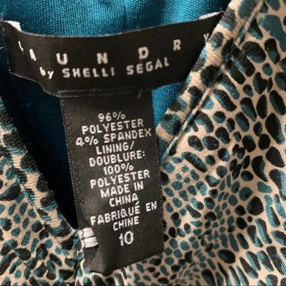 Laundry Grey animal print dress. Gathered in‎ front. Deep V. Long sleeve size M - Picture 6 of 6